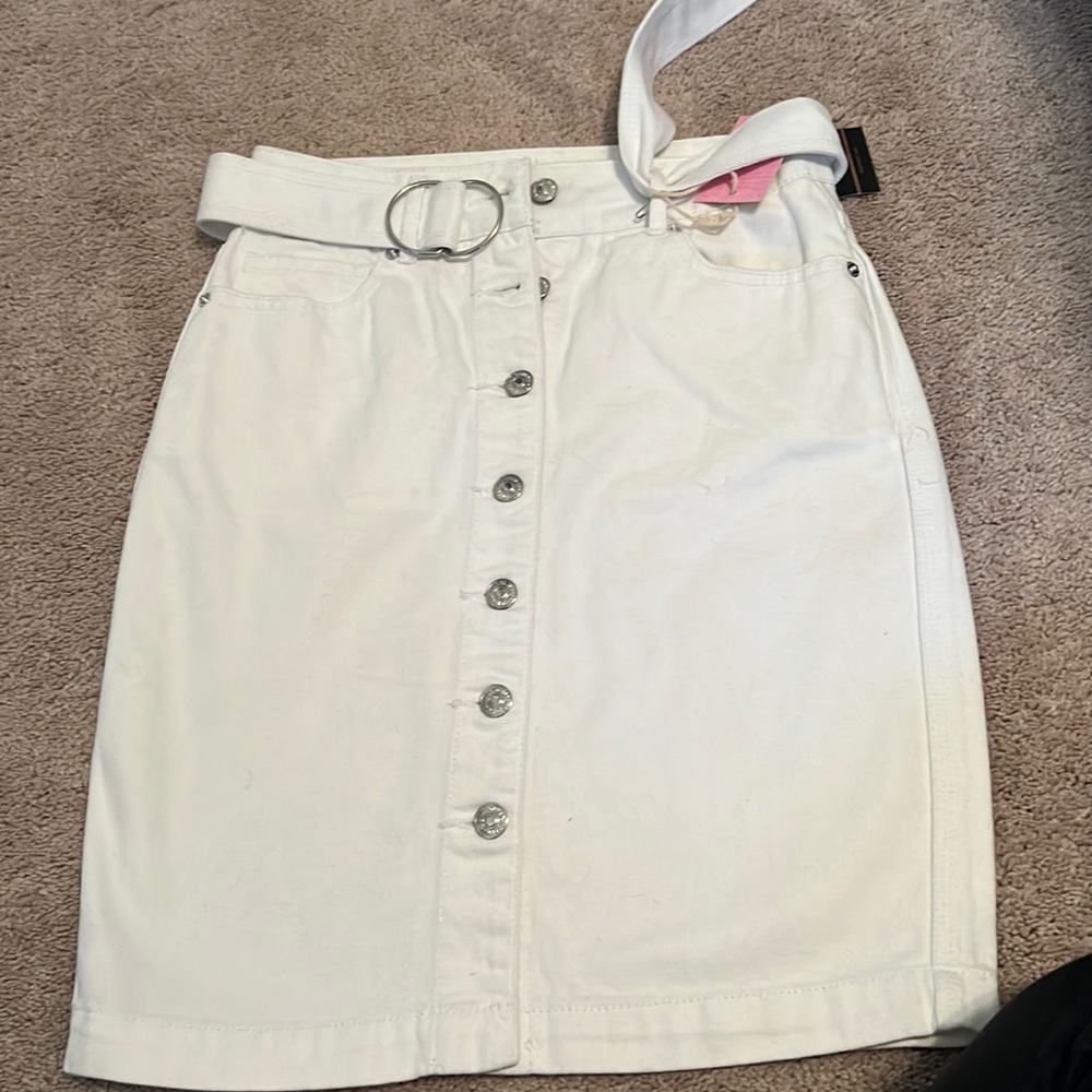 white pencil skirt, never worn, still has tags, size S.